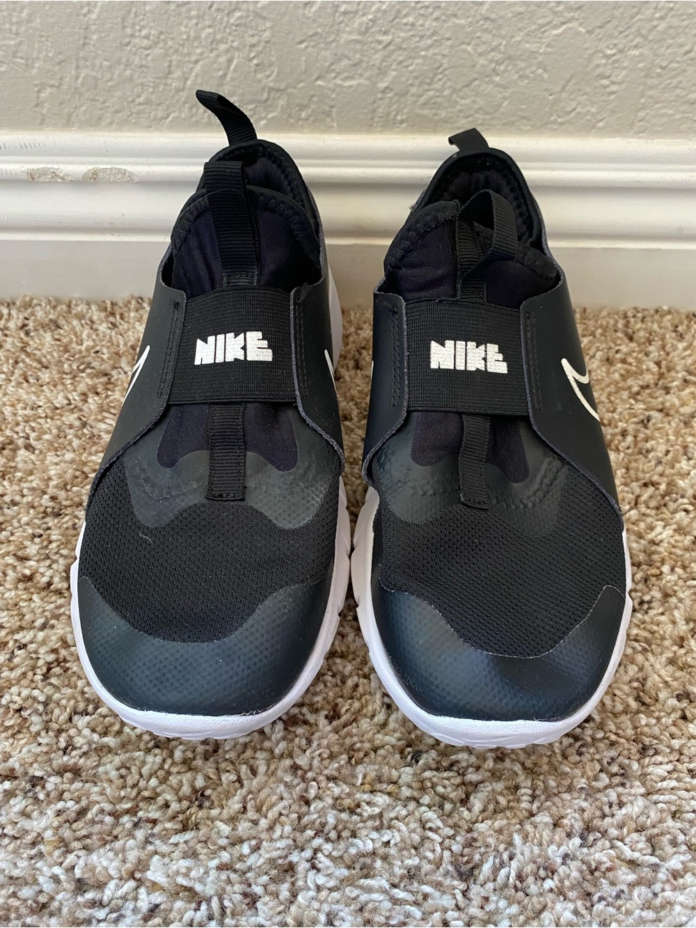 Nike Kid’s Flex Runner Black & White  Slip-On Running Shoes Size 4